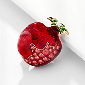 Raffinata spilla a melograno in smalto rosso con foglie verdi e strass di cristallo