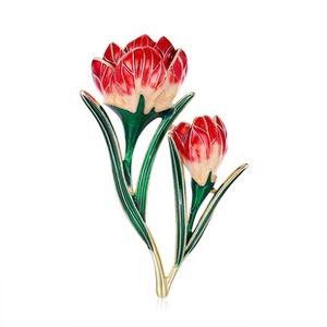 Détail de la broche tulipe double avec peinture émail rouge et finition dorée