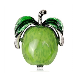 Détail de la broche pomme verte en émail avec feuille et tige en argent poli