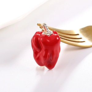 Pendentif piment rouge vif avec cristaux et détail de fourchette dorée sur fond blanc