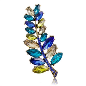 Détail de la broche feuille rétro avec pierres colorées et cristaux bleus brillants