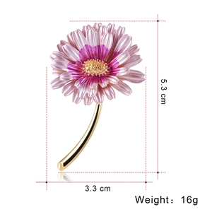 Spilla margherita in smalto viola con finitura dorata dimensioni 5,3 cm x 3,3 cm