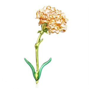 Détail d'une broche œillet avec émail dégradé rose et finitions dorées élégantes