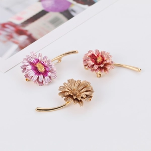 Set di tre spille creative a forma di margherita in smalto viola, rosa e oro