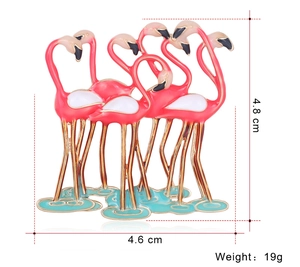Vista macro della spilla fenicottero rosa smaltata con dimensioni 4,8cm altezza e 4,6cm larghezza