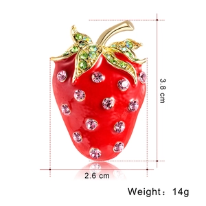 Broche fraise à la mode en émail rouge avec cristaux verts et alliage doré