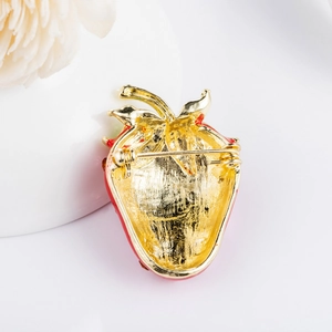 Broche créative en forme de fraise avec revers en alliage doré et fermoir rotatif