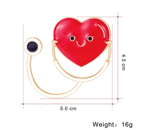Vue détaillée de la broche cœur stéthoscope avec les dimensions de 5,0 cm par 4,5 cm