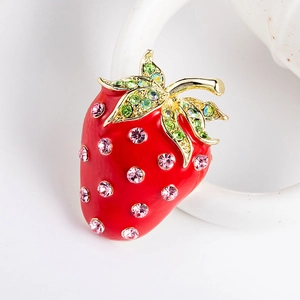 Broche fraise chic avec émail rouge vif et cristaux de strass étincelants