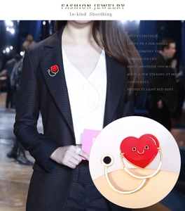 Vue détaillée d'une broche stéthoscope cœur rouge sur vêtement avec un effet zoom rond