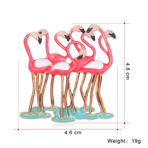 Spilla fenicottero rosa smaltata con base a onde d'acqua, misura 4,8cm per 4,6cm