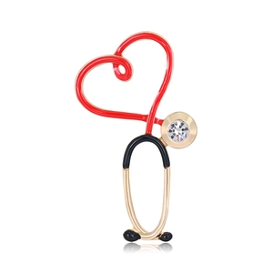 Broche cœur stéthoscope créative avec émail rouge et finition dorée pour médecins