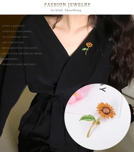 Detalle de broche de girasol vintage con pétalos de bronce y hojas de esmalte verde oscuro