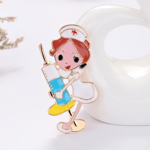 Broche infirmière avec seringue émaillée et bonnet croix rouge sur décor céramique