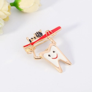 Cartoon Zahn Brosche mit Gesunder Zahnbürste Design in goldfarbenem weißem Emaille