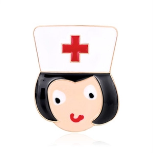 Détail de la broche infirmière en émail avec coiffe blanche et croix rouge dorée