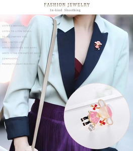 Gros plan d'une broche fille de dessin animé avec robe rose sur le revers d'un tailleur