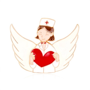 Détail d'une broche infirmière ange en émail avec des ailes et un cœur rouge