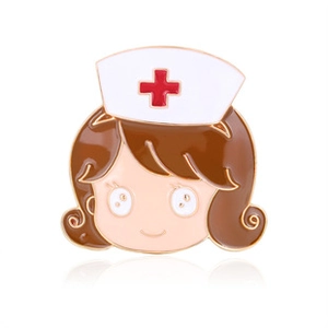 Détail de la broche infirmière avec cheveux bouclés bruns et croix rouge émaillée