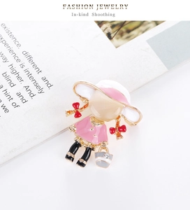 Détail d'une broche fille mignonne avec émail rose, pierre œil de chat et cristal brillant