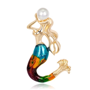 Détail d'une broche sirène dorée avec une perle blanche et une queue à paillettes colorées