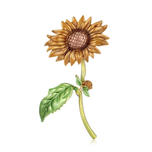 Broche tournesol artistique avec pétales dorés et feuilles émaillées sur fond blanc