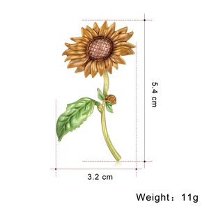 Broche de girasol artístico en aleación dorada con unas dimensiones de 5,4 cm por 3,2 cm