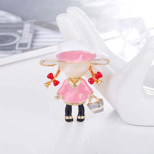 Broche fille de dessin animé avec robe en émail rose et détails en strass brillants