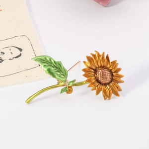 Broche tournesol artistique avec pétales dorés vintage et feuille en émail vert brillant