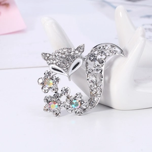 Broche renard en alliage avec strass brillants sur un support de main en céramique