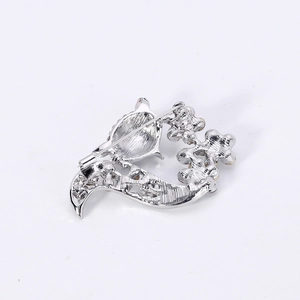 Vue arrière de la broche renard en argent avec épingle de sûreté et détails ajourés