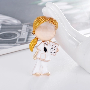 Broche infirmière en alliage doré avec émail blanc et pierre œil de chat rose