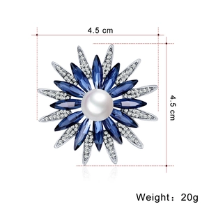 Elegante spilla a girasole da 4,5 cm con cristalli blu e perle in argento