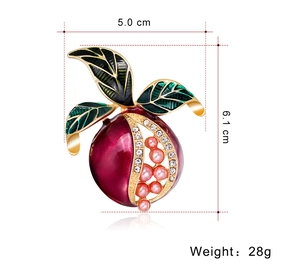 Detailansicht der Granatapfel-Brosche mit rotem Emaille, Perlen und weißen Kristallen
