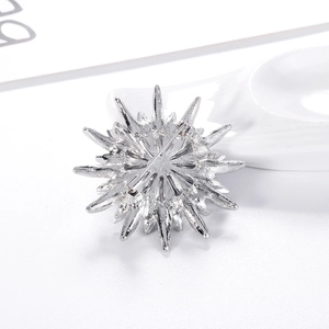 Spilla a stella d'argento con perla e chiusura di sicurezza su sfondo minimalista