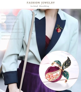 Detail einer Vintage Granatapfel-Brosche mit roter Emaille, Perlen und Kristallakzenten