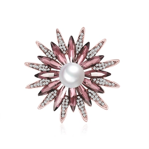 Elegante spilla a girasole in oro rosa con cristalli viola e perla bianca centrale