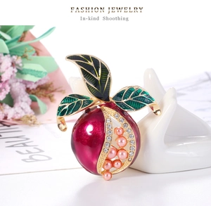 Detaillierte Granatapfel-Brosche mit roter Emaille-Frucht und glänzenden rosa Perlen