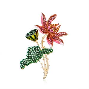 Broche lotus vintage avec cristaux roses et émail vert sur une base en alliage doré