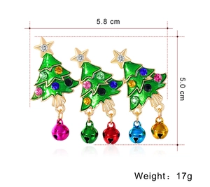 Detail van drie groene emaille kerstboombroches met strasstenen en kleurrijke bellen