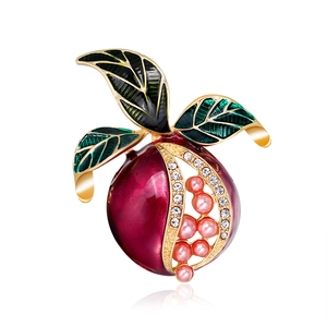 Élégante broche grenade avec émail rouge et cristaux sur alliage plaqué or