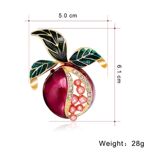 Rote Emaille Granatapfel Brosche mit grünen Blättern und Perlen auf Goldbasis