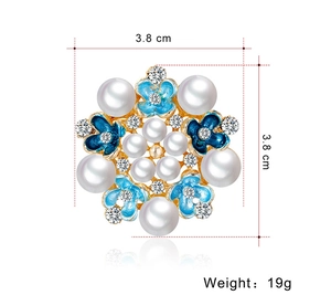 Detalle del broche de flor con pétalos azules perlas y cristales de 3.8 cm