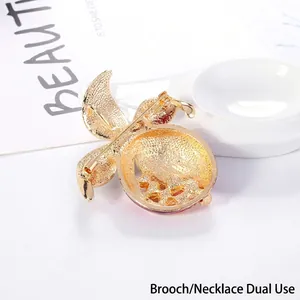 Goldene Granatapfel Brosche Halskette mit Hammerschlagstruktur und Details der Rückseite