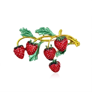 Vintage aardbeispeld met rode emaille bessen en groene bladeren in gouden legering