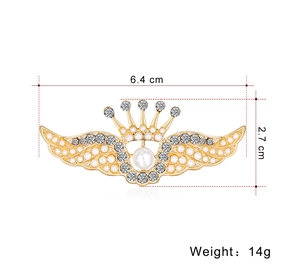 Vue détaillée de la broche couronne ailes d'ange avec perles et dimensions de 6,4 cm