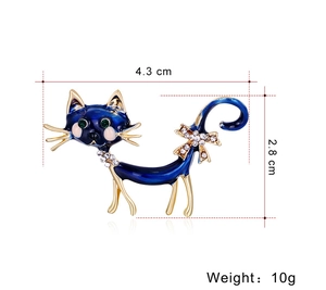 Broche chat en émail bleu avec strass montrant les dimensions de 4,3x2,8 cm et poids 10g