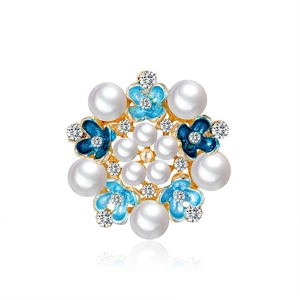 Élégante broche fleur en émail bleu avec perles et cristaux sur une base en alliage doré