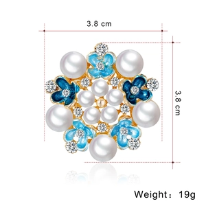Broche de flor de esmalte azul con perlas y cristales en base dorada, 3,8 cm diámetro