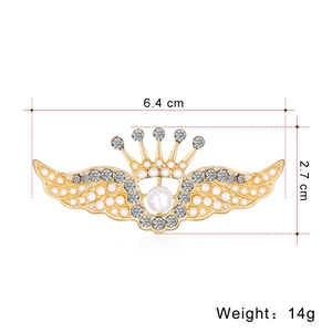 Broche couronne ailée dorée vintage avec strass et perles, largeur 6,4 cm
